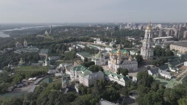 Kijevben. Ukrajna: Kijevi Pechersk Lavra légi képe. Szürke, lapos — Stock videók