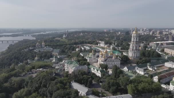 Kijów. Ukraina: Widok z lotu ptaka na Ławrę Peczerską. Szary, płaski — Wideo stockowe