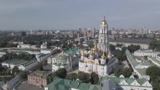 Kyjev. Ukrajina: Letecký pohled na Kyjev Pechersk Lavra. Šedá, plochá — Stock video