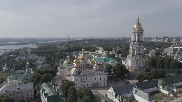 Kiev. Ukraina: Flygfoto av Kiev Pechersk Lavra. Grå, platt — Stockvideo