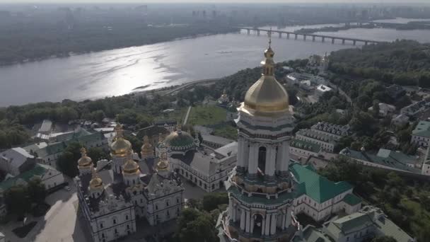 Kyiv. Ukrayna: Kyiv Pechersk Lavra 'nın hava manzarası. Gri, düz — Stok video