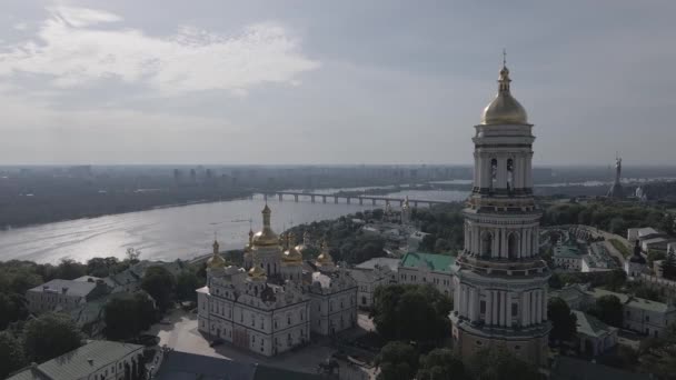 Kiev. Ucraina: Veduta aerea di Kiev Pechersk Lavra. Grigio, piatto — Video Stock