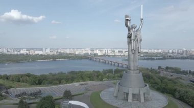 Kyiv, Ukrayna: Anavatan Anıtı 'nın havadan görünüşü. Düz, gri