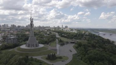 Kyiv, Ukrayna: Anavatan Anıtı 'nın havadan görünüşü. Düz, gri
