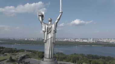Kyiv, Ukrayna: Anavatan Anıtı 'nın havadan görünüşü. Düz, gri