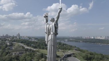 Kyiv, Ukrayna: Anavatan Anıtı 'nın havadan görünüşü. Düz, gri
