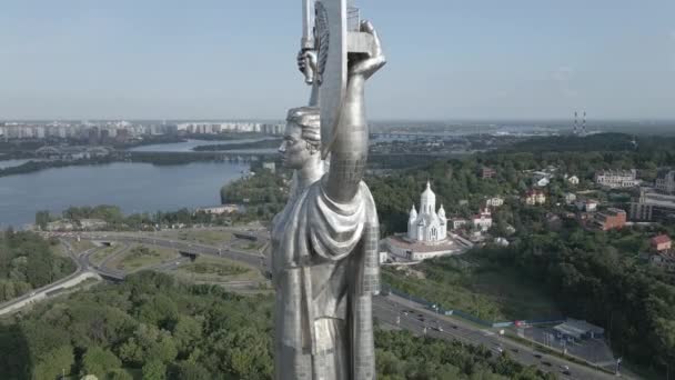 Kyiv, Ukraine: Aerial view of the Motherland Monument.平坦，灰色 — 图库视频影像