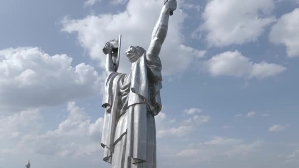 Kiew, Ukraine: Luftaufnahme des Mutterland-Denkmals. Flach, grau — Stockvideo