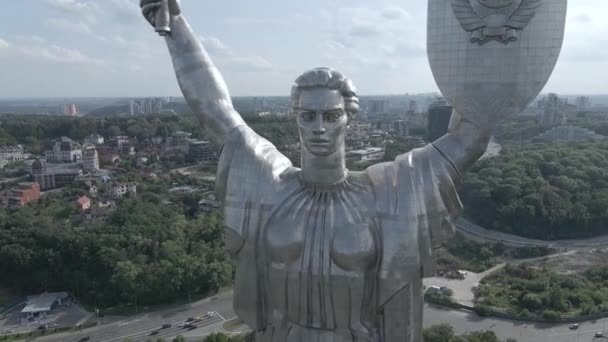 Kiev, Ucrânia: Vista aérea do Monumento da Pátria. Plano, cinzento — Vídeo de Stock