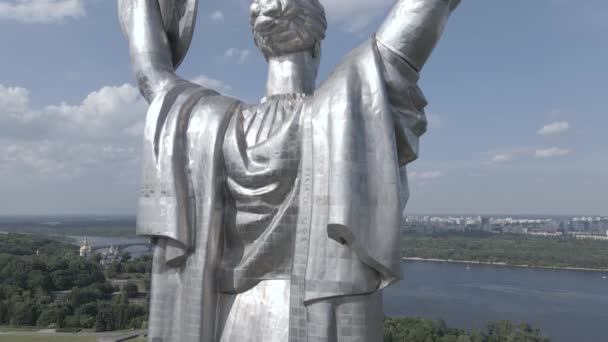 Kiev, Ucrania: Vista aérea del Monumento a la Patria. Plano, gris — Vídeo de stock