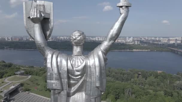 Kyiv, Ukraina: Pandangan udara terhadap Monumen Tanah Air. Datar, abu-abu — Stok Video