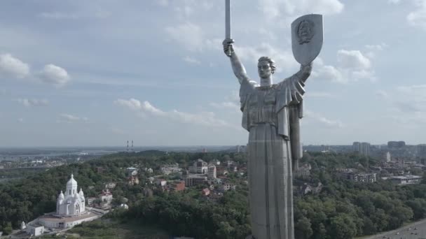 Киев, Украина: Вид с воздуха на памятник Родине. Плоский, серый — стоковое видео