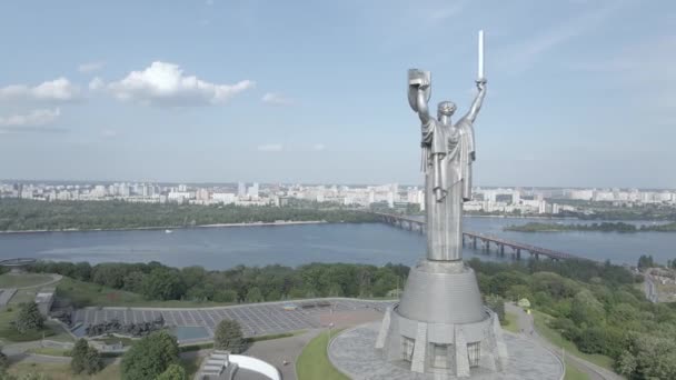 Kiev, Ukraina: Flygfoto av Motherland Monument. Platt, grå — Stockvideo