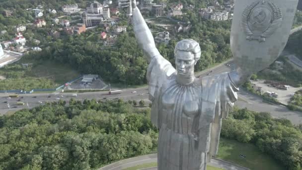 Kiev, Ukraina: Flygfoto av Motherland Monument. Platt, grå — Stockvideo