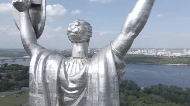 Kiev, Ukraina: Flygfoto av Motherland Monument. Platt, grå — Stockvideo