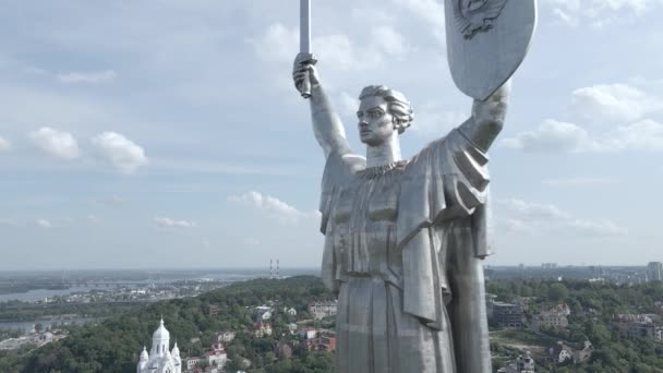 Kiev, Ucrania: Vista aérea del Monumento a la Patria. Plano, gris — Vídeo de stock