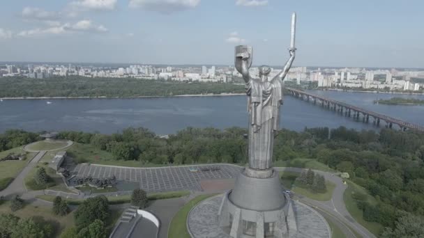 Kiev, Ucrania: Vista aérea del Monumento a la Patria. Plano, gris — Vídeos de Stock