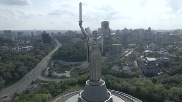 Kiev, Oekraïne: Luchtfoto van het Moederlandmonument. Vlak, grijs — Stockvideo