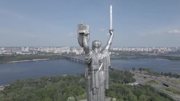 Kyiv, Ukraina: Flybilde av Motherland-monumentet. Flate, grå – stockvideo