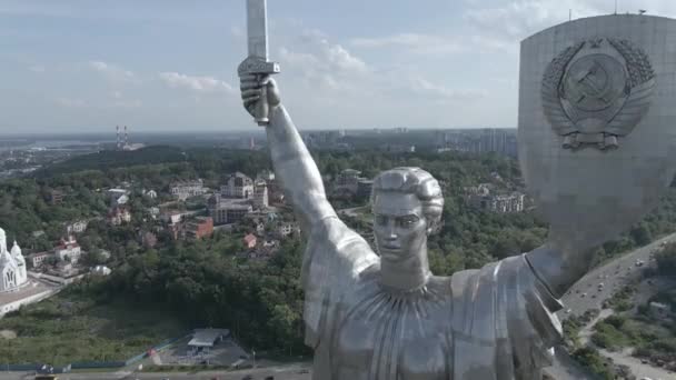 Kiev, Ukraine : Vue aérienne du monument de la Patrie. Plat, gris — Video