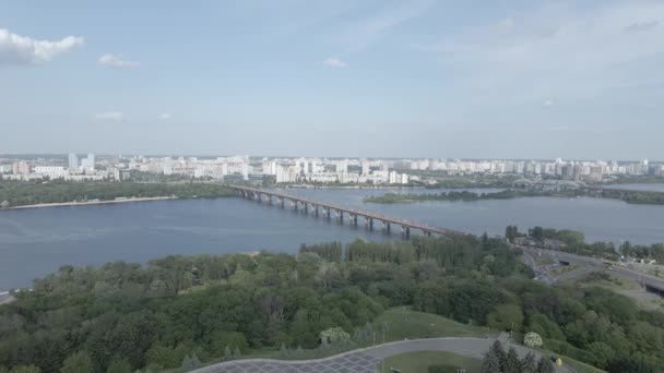 Kiev, Ukraina: Flygfoto av Motherland Monument. Platt, grå — Stockvideo