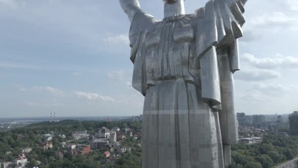 Kyiv, Ukraine: Aerial view of the Motherland Monument.平坦，灰色 — 图库视频影像