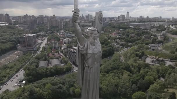 Kyiv, Ukrayna: Anavatan Anıtı 'nın havadan görünüşü. Düz, gri — Stok video