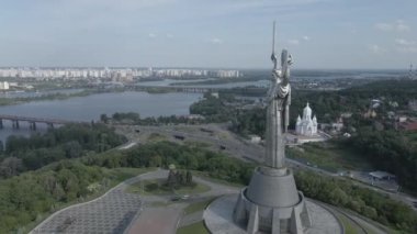 Kyiv, Ukrayna: Anavatan Anıtı 'nın havadan görünüşü. Düz, gri