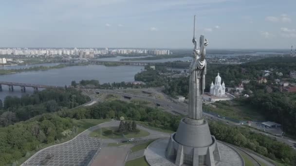 Kyiv, Ukraine: Aerial view of the Motherland Monument.平坦，灰色 — 图库视频影像