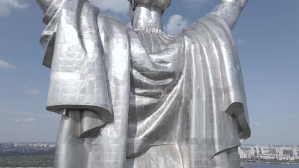 우크라 이나 Kyiv: Aerial view of the Motherland Monument. 평평 한 회색 — 비디오