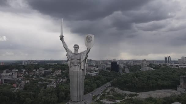 Kyjev, Ukrajina: Vzdušný pohled na Památník vlasti. Plocha, šedá — Stock video