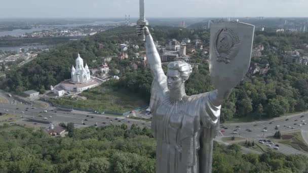 Kiev, Oekraïne: Luchtfoto van het Moederlandmonument. Vlak, grijs — Stockvideo