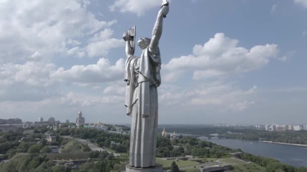Kiew, Ukraine: Luftaufnahme des Mutterland-Denkmals. Flach, grau — Stockvideo