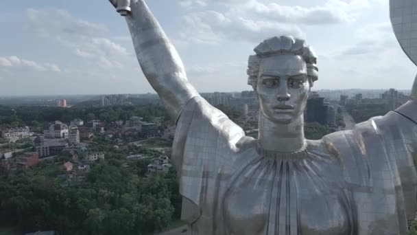 Kiev, Ukraina: Flygfoto av Motherland Monument. Platt, grå — Stockvideo