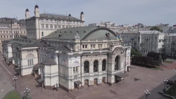 Kyjev. Ukrajina: Národní opera Ukrajiny. Letecký pohled, plochý, šedý — Stock video
