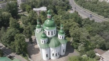 Kyiv. Ukrayna: Kyiv 'deki Aziz Cyril Kilisesi. Ukrayna. Hava görüntüsü. Düz, gri