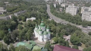 Kyiv. Ukrayna: Kyiv 'deki Aziz Cyril Kilisesi. Ukrayna. Hava görüntüsü. Düz, gri