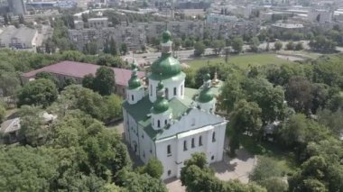 Kyiv. Ukrayna: Kyiv 'deki Aziz Cyril Kilisesi. Ukrayna. Hava görüntüsü. Düz, gri