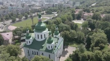 Kyiv. Ukrayna: Kyiv 'deki Aziz Cyril Kilisesi. Ukrayna. Hava görüntüsü. Düz, gri
