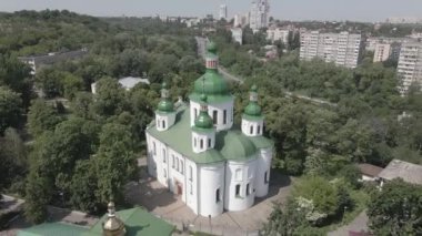 Kyiv. Ukrayna: Kyiv 'deki Aziz Cyril Kilisesi. Ukrayna. Hava görüntüsü. Düz, gri