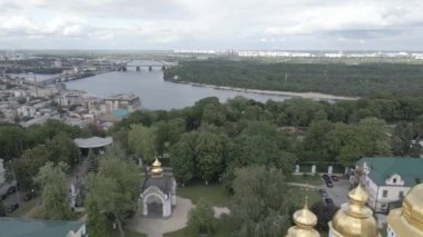 Kyiv. Ukrayna: Aziz Michaels Altın Kubbe Manastırı. Hava görüntüsü. Düz, gri