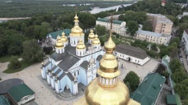 Kyiv. Ukrayna: Aziz Michaels Altın Kubbe Manastırı. Hava görüntüsü. Düz, gri