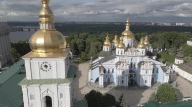 Kyiv. Ukrayna: Aziz Michaels Altın Kubbe Manastırı. Hava görüntüsü. Düz, gri