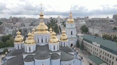 Kyiv. Ukrayna: Aziz Michaels Altın Kubbe Manastırı. Hava görüntüsü. Düz, gri
