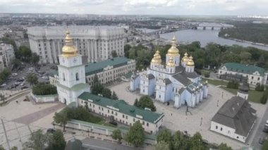 Kyiv. Ukrayna: Aziz Michaels Altın Kubbe Manastırı. Hava görüntüsü. Düz, gri