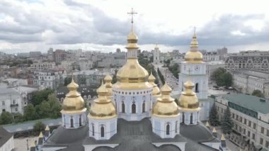 Kyiv. Ukrayna: Aziz Michaels Altın Kubbe Manastırı. Hava görüntüsü. Düz, gri