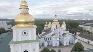 Kyiv. Ukrayna: Aziz Michaels Altın Kubbe Manastırı. Hava görüntüsü. Düz, gri