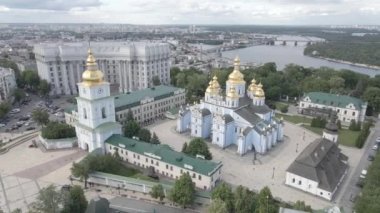 Kyiv. Ukrayna: Aziz Michaels Altın Kubbe Manastırı. Hava görüntüsü. Düz, gri