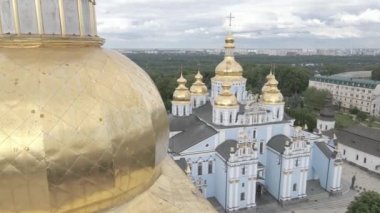 Kyiv. Ukrayna: Aziz Michaels Altın Kubbe Manastırı. Hava görüntüsü. Düz, gri