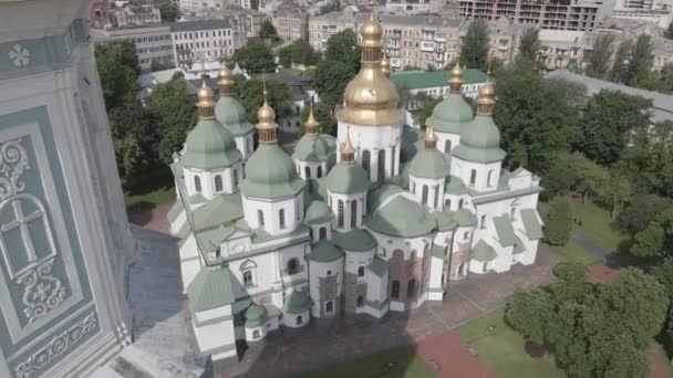 Kiev. Oekraïne: Kathedraal van Saint Sophias in Kiev. Luchtfoto, vlak, grijs — Stockvideo